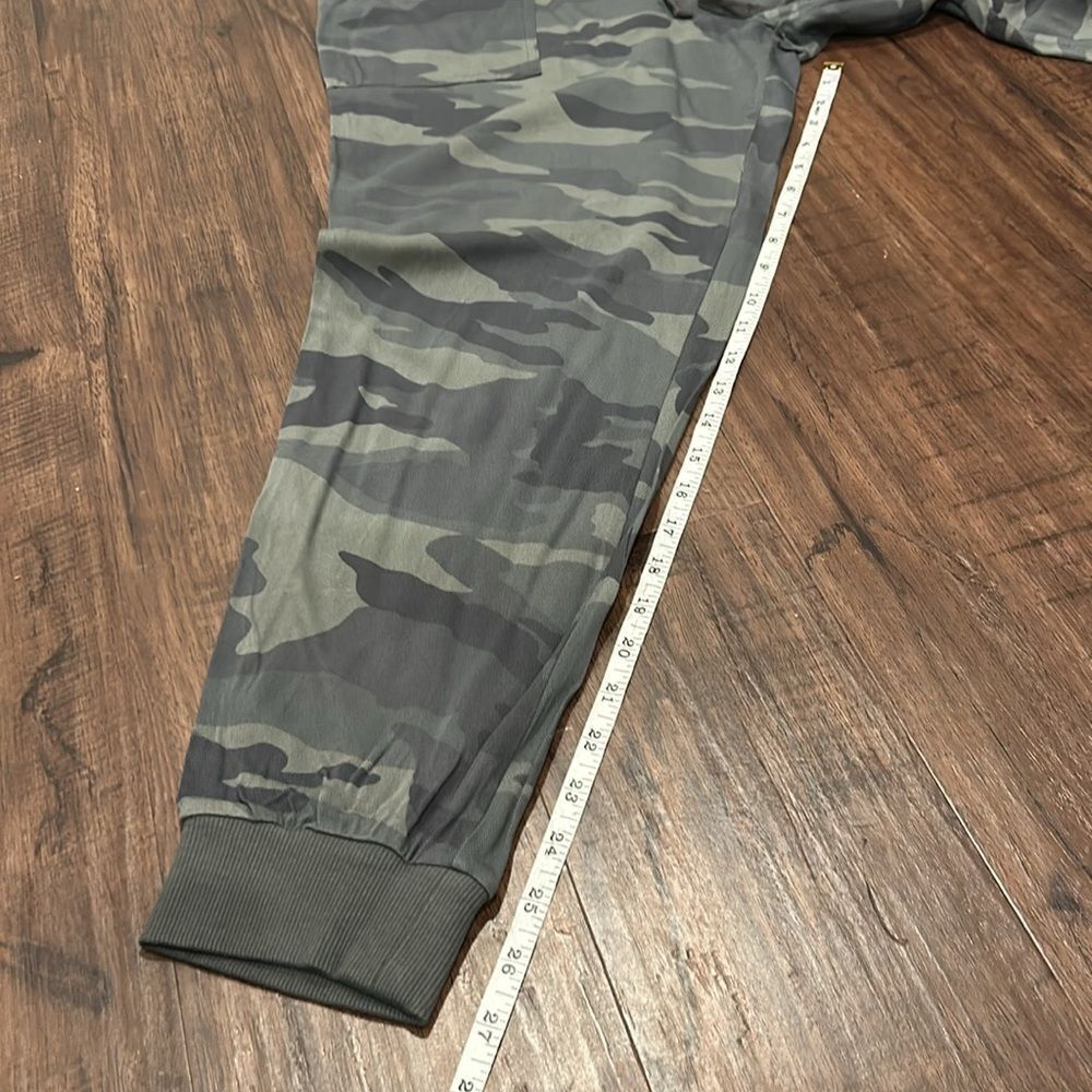 NWOT Splendid Camo Joggers, Size Medium - Picture 8 of 8